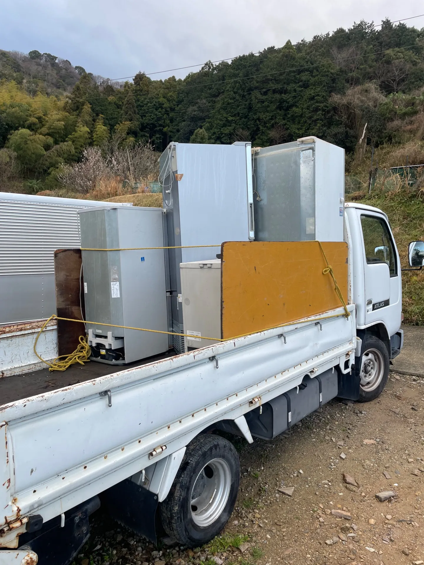 冷蔵庫大3台・中1台・小2台の合計6台の処分